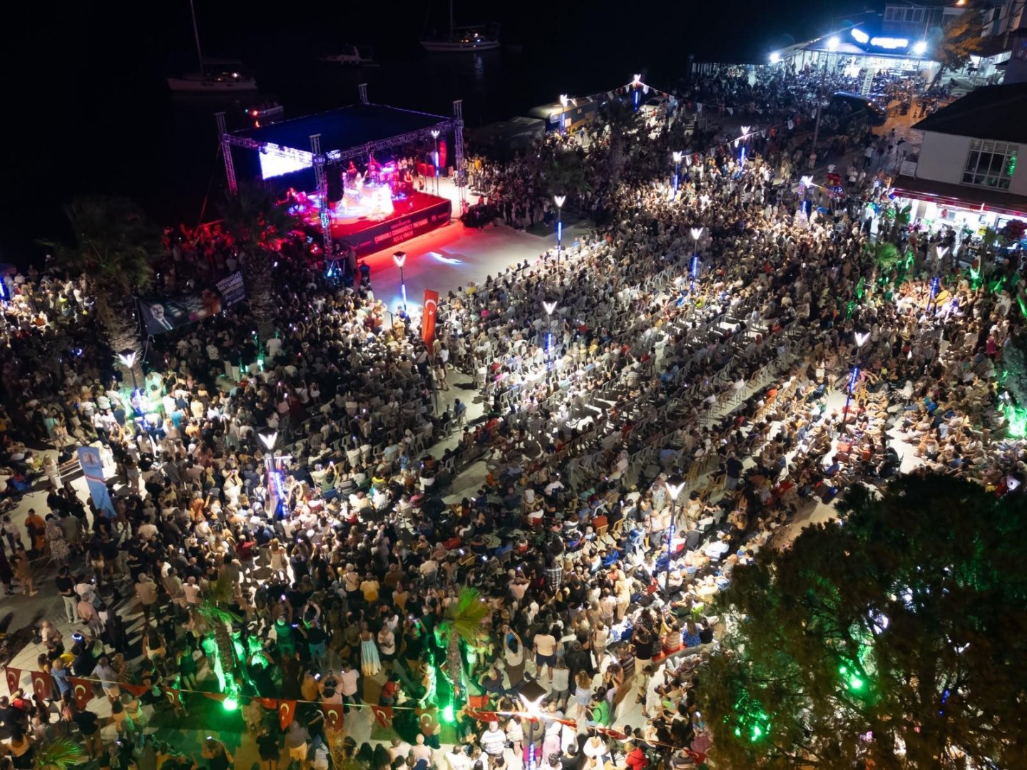 Çandarlı’nın geleceğine imza: Cumhuriyet Meydanı coşkulu bir törenle açıldı