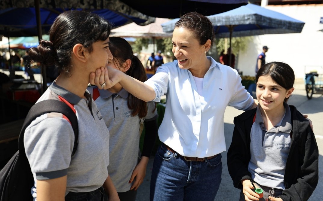 Efes Selçuk'ta öğrenciyle destek, esnafa katkı