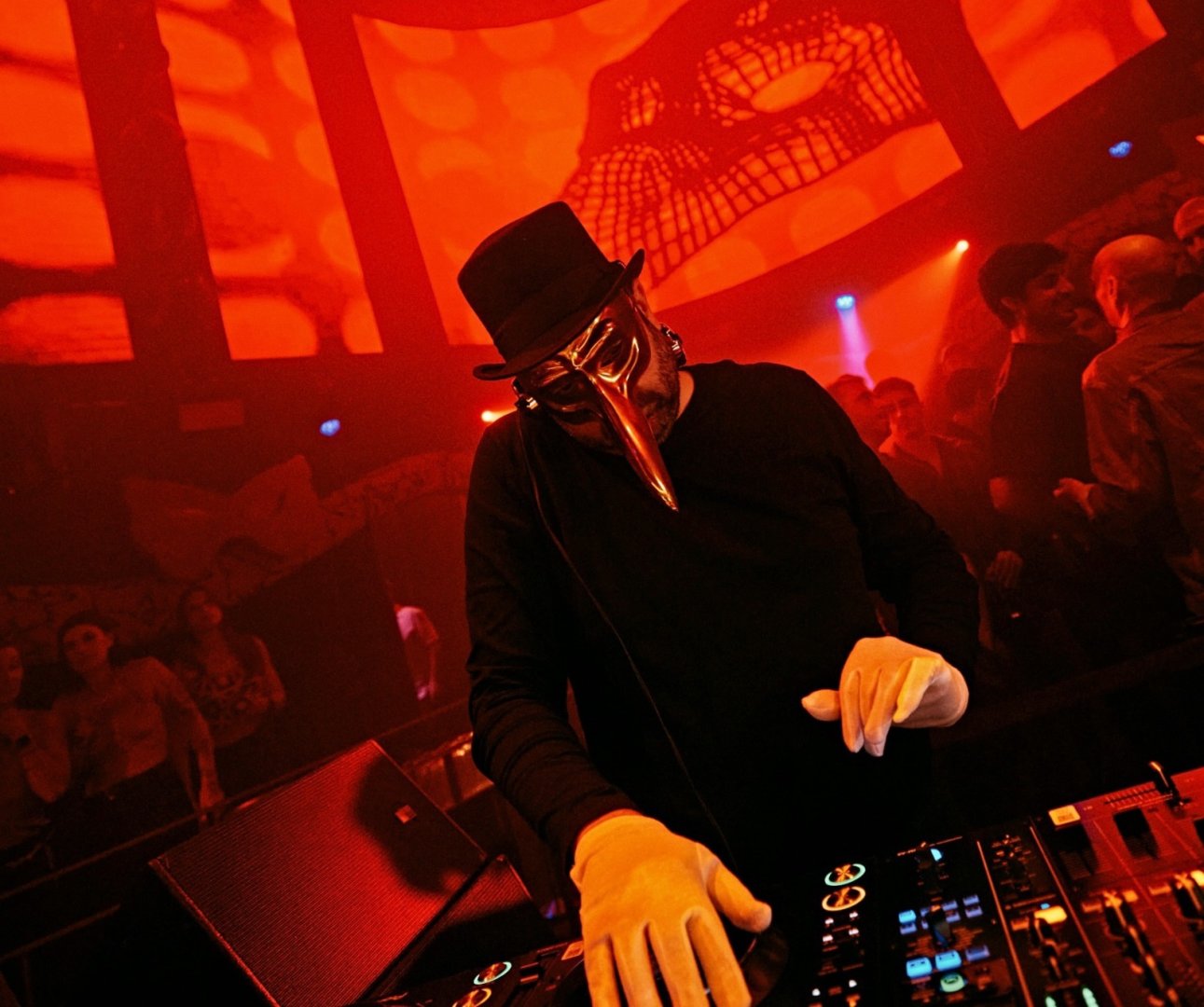 Dünyaca ünlü, maskeli gizemli DJ Claptone, Çeşme'ye geliyor