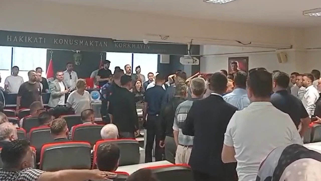 Menderes'te tansiyon yükseldi, salon boşaltıldı!