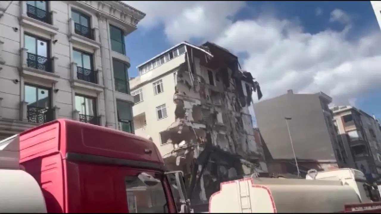 Zeytinburnu'nda korkutan anlar: Yıkım sırasında bina çöktü!