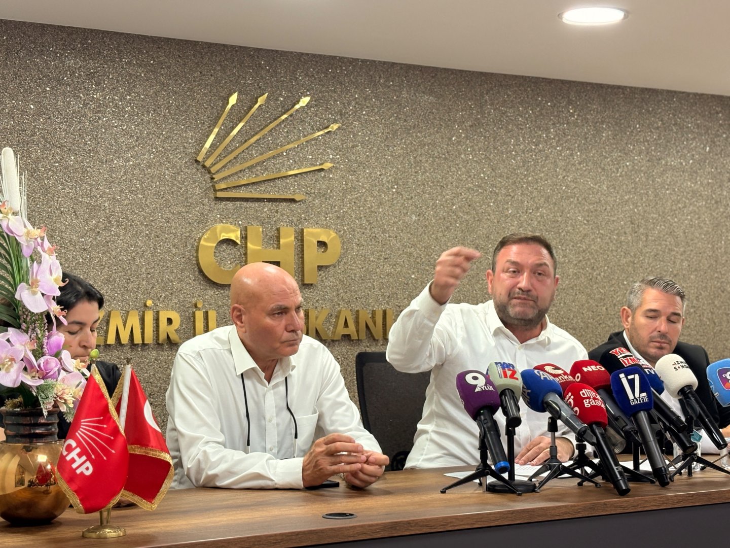 Gümrükçü, faturayı paylaştı: CHP’nin demirbaşlarını teslim etmediler!