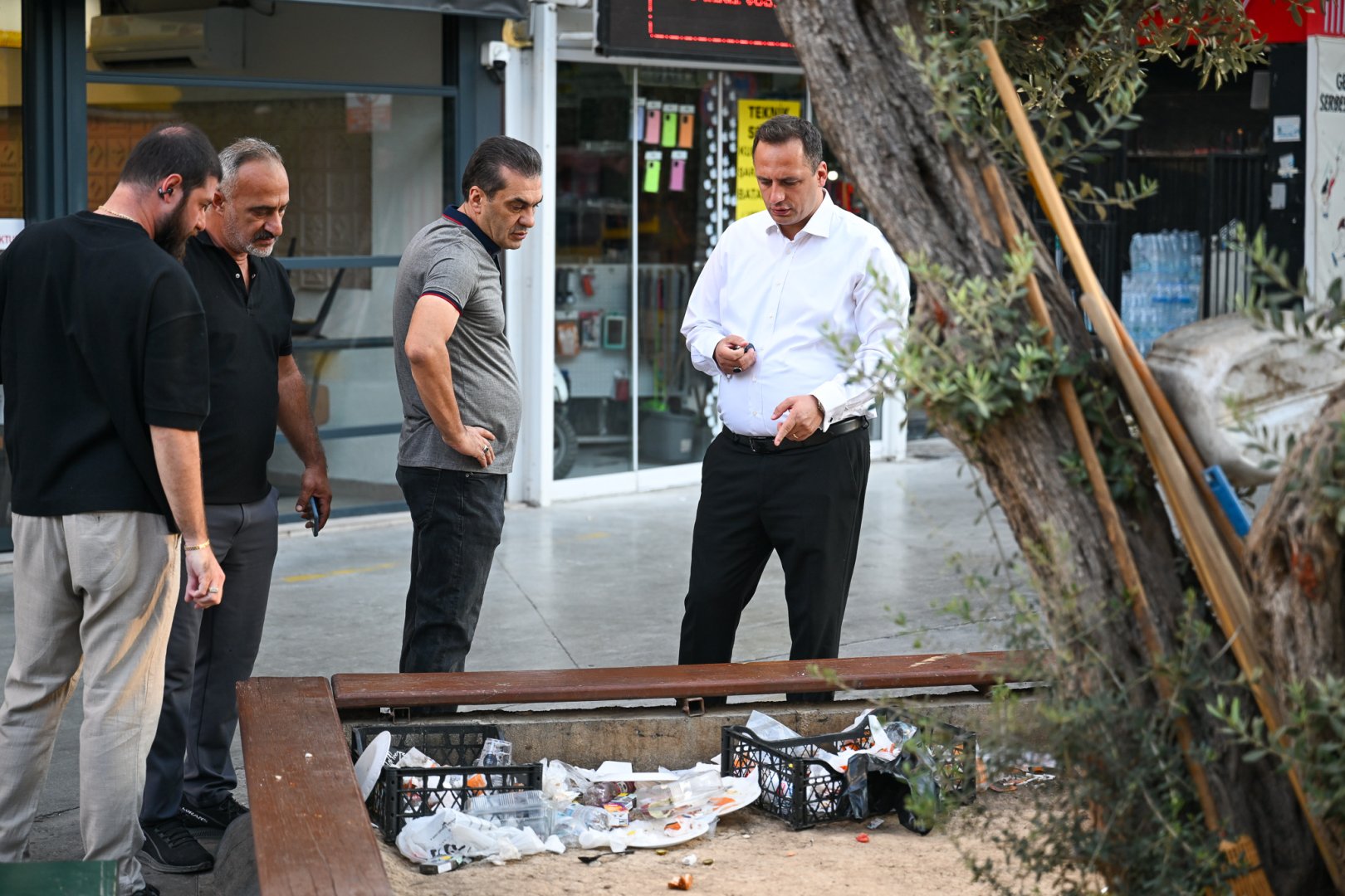Başkan Eşki’den, Bornova’nın kalbinde sabah temizliği