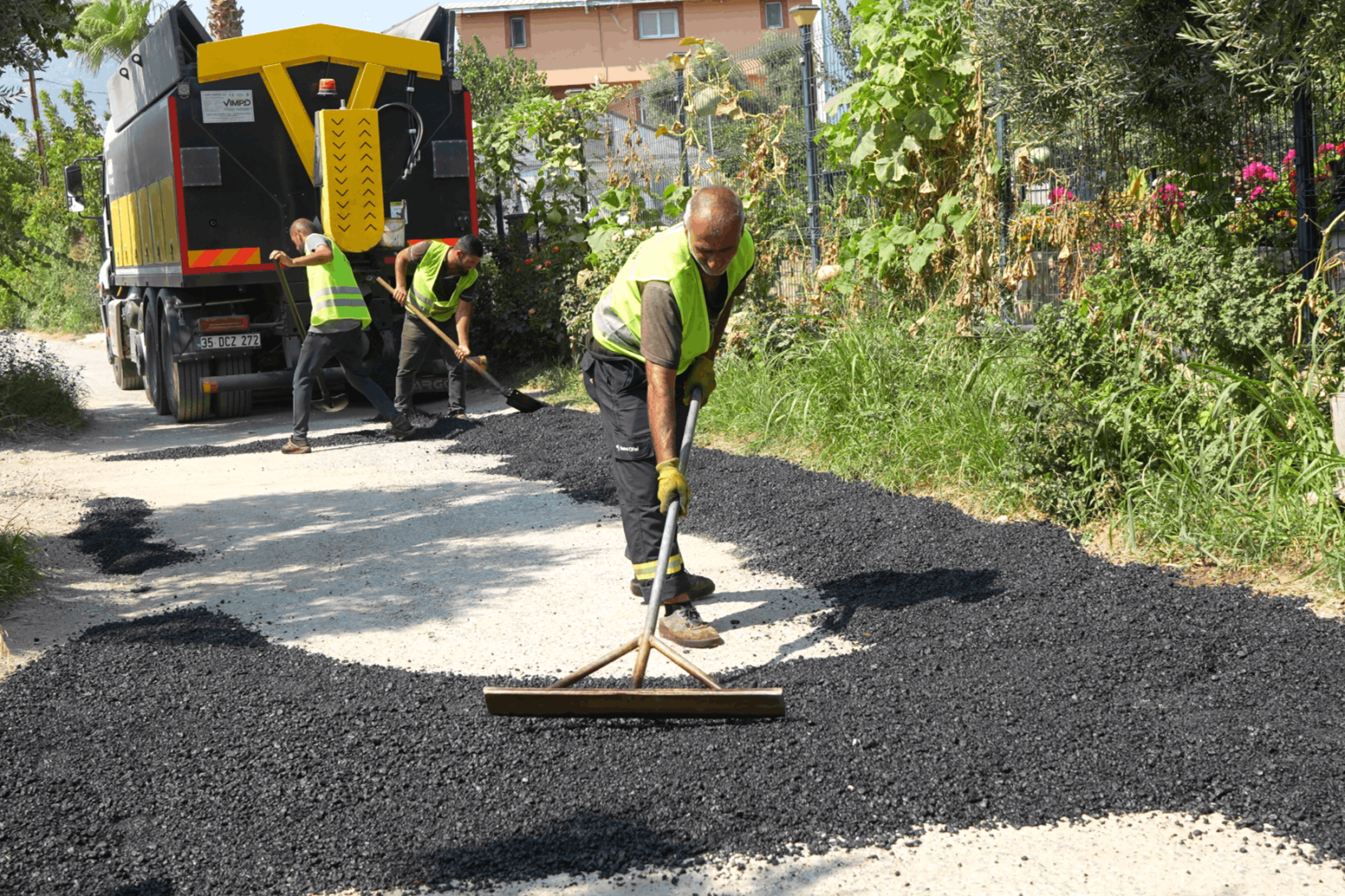 Kemalpaşa'da asfalt seferberliği sürüyor