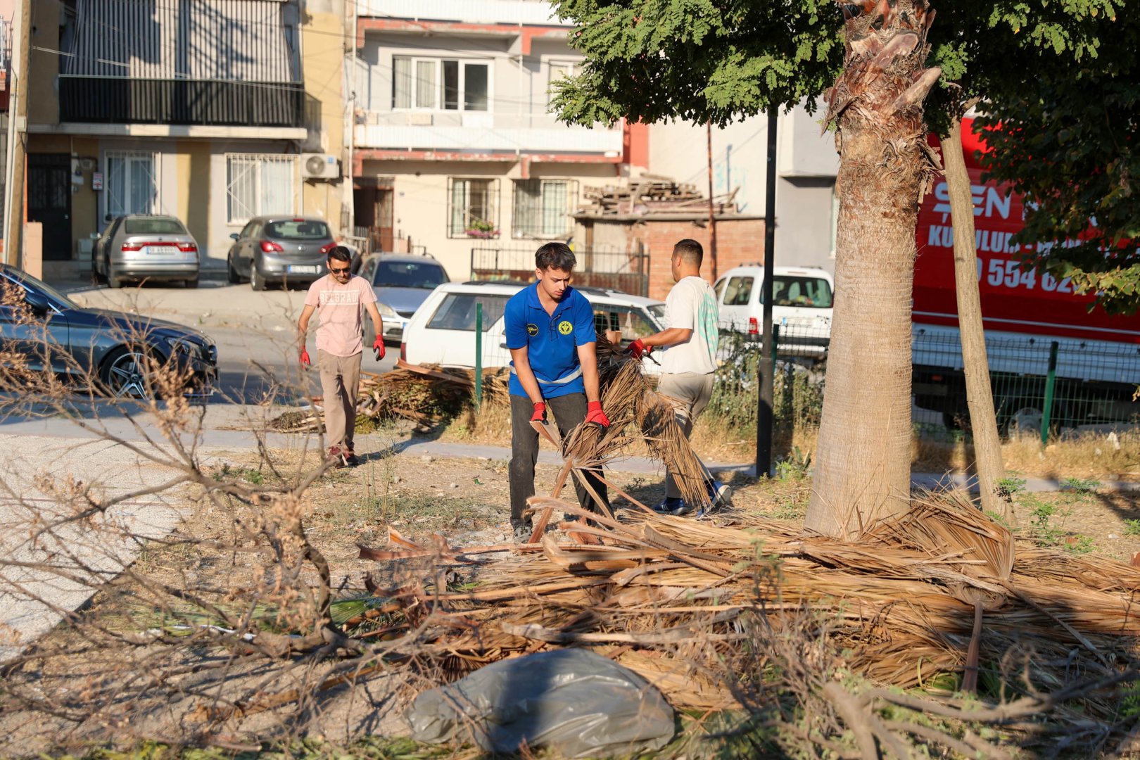 Buca’nın park ve yeşil alanlarında kapsamlı bakım hamlesi