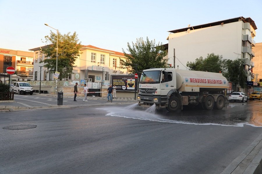 Menderes Güne Temizlikle Başladı