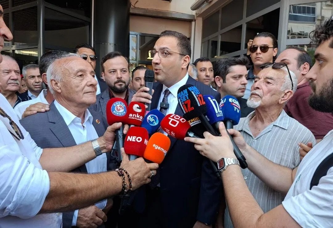Başkan Yiğit'e belediye önünde coşkulu karşılama!