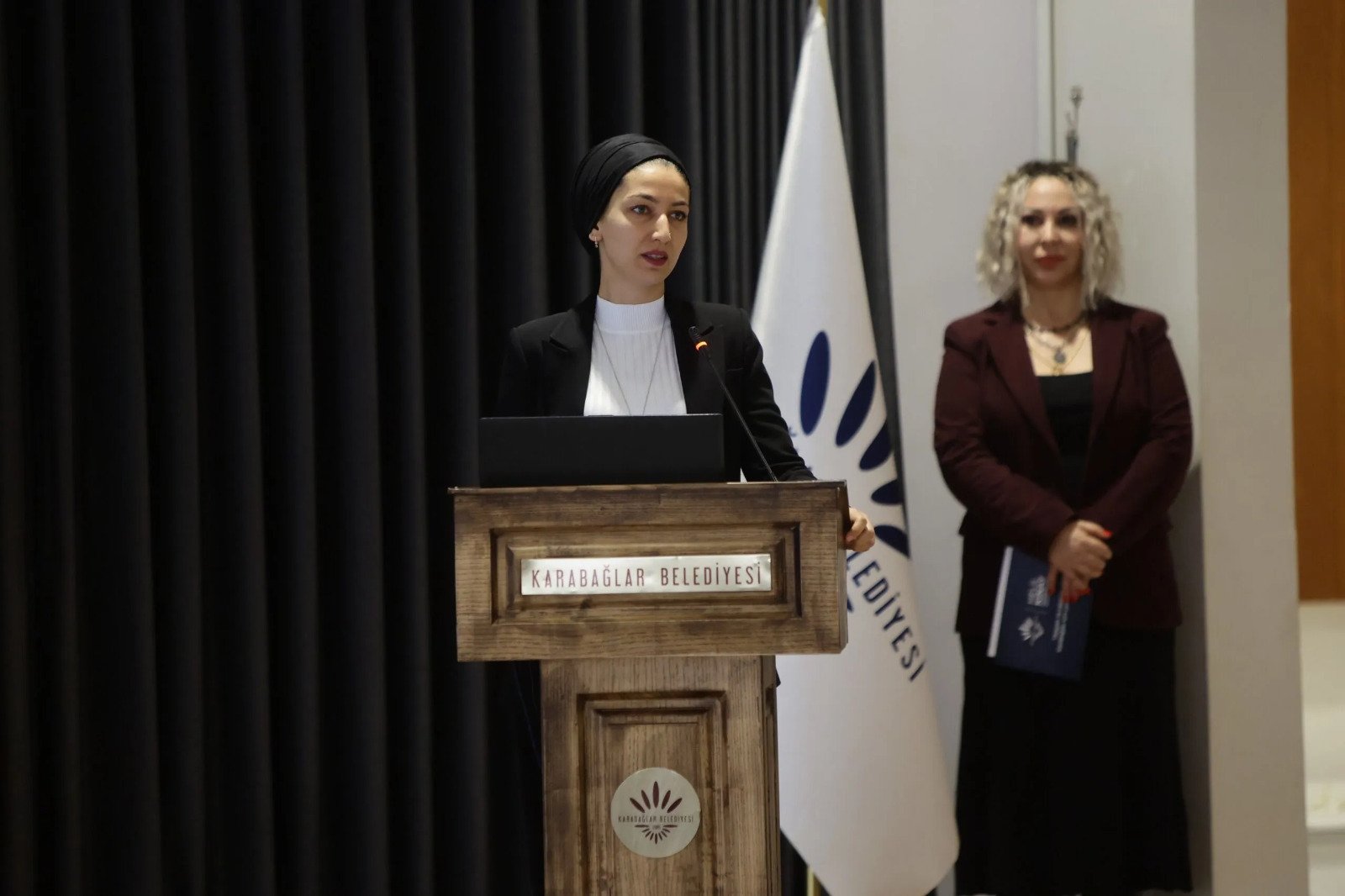 Karabağlar Belediyesi'ndeki eyleme CHP'li meclis üyesinden destek!