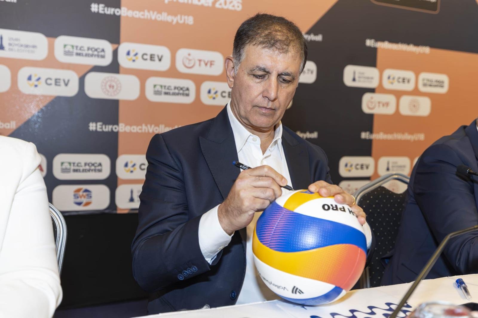 Avrupa’nın genç voleybol yıldızları Foça’da ter dökecek