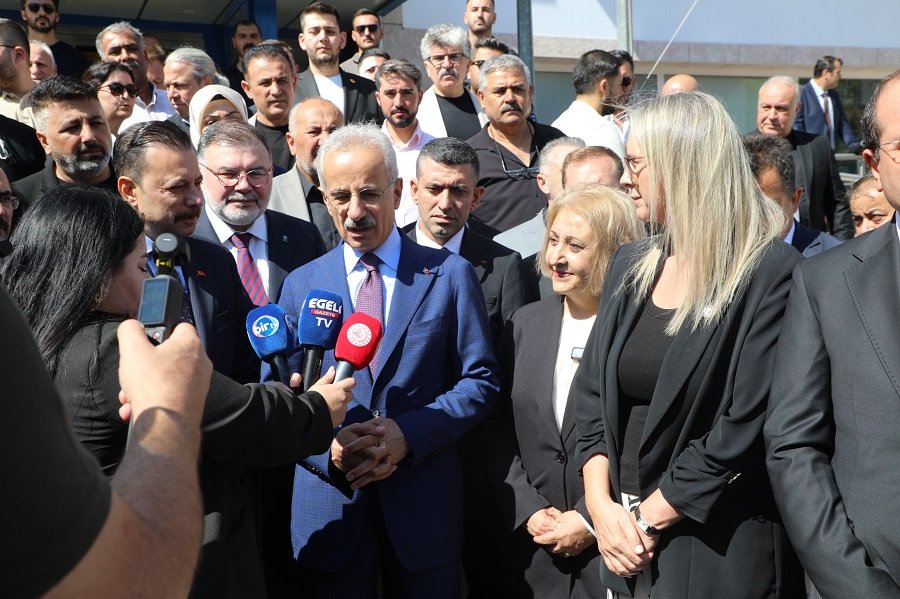 Bakan Uraloğlu’ndan Menderes’e Müjde: Menderes- Gümüldür Karayolu Başlıyor