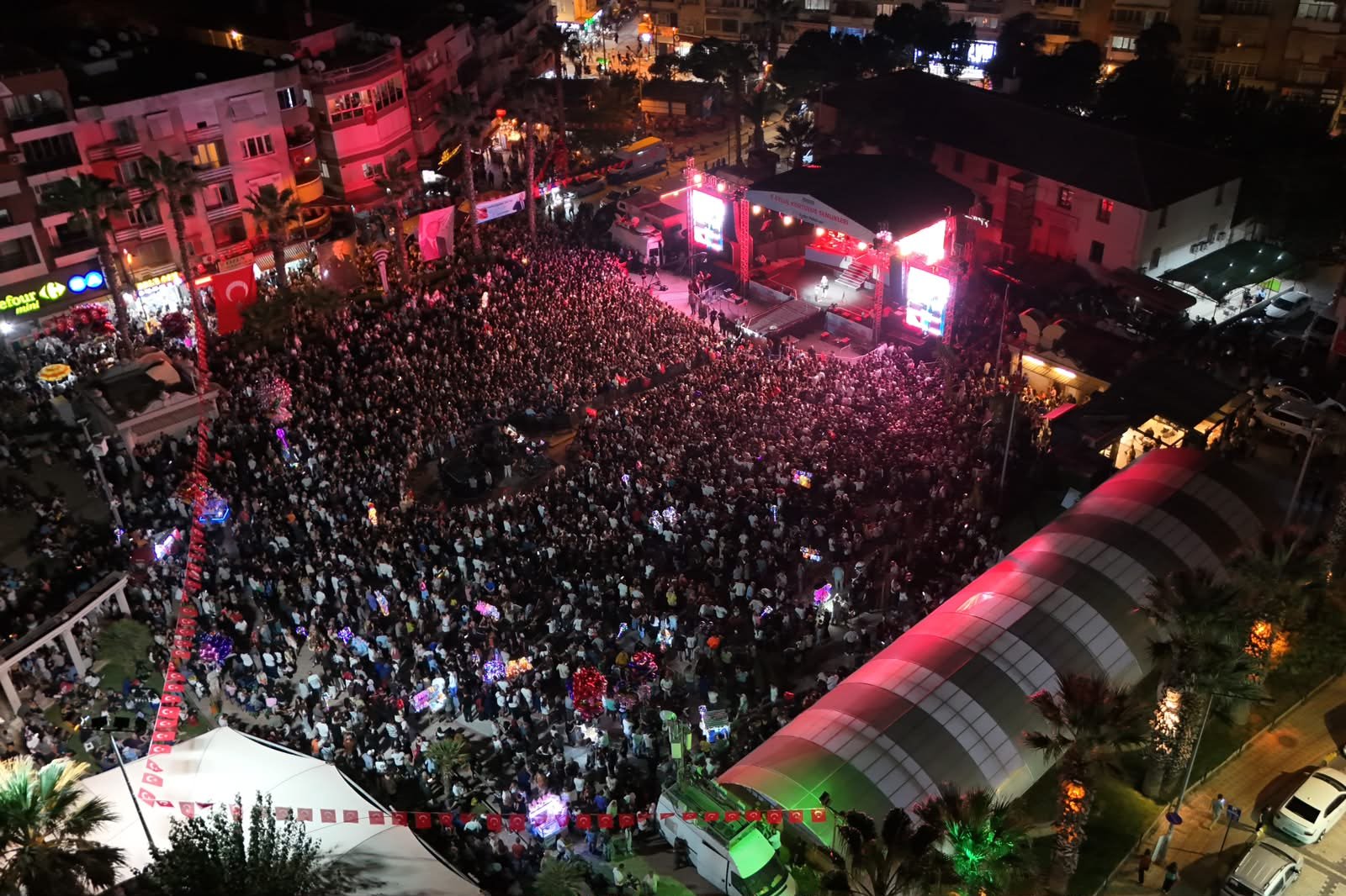 Menemen'de on binler, Sefo ile coştu