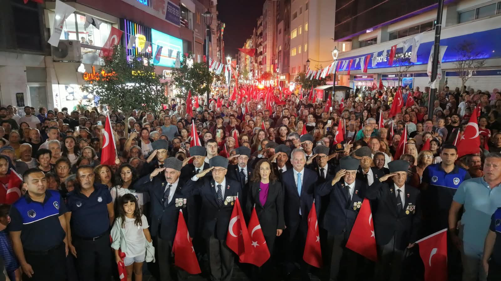 Karşıyaka’da 9 Eylül coşkusu sokakları kırmızı beyaza bürüdü