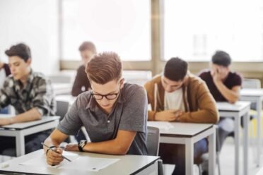 Eğitimci Üze'den 'öğrencilere' çağrı: Kurs yeri seçerken aktif olun!