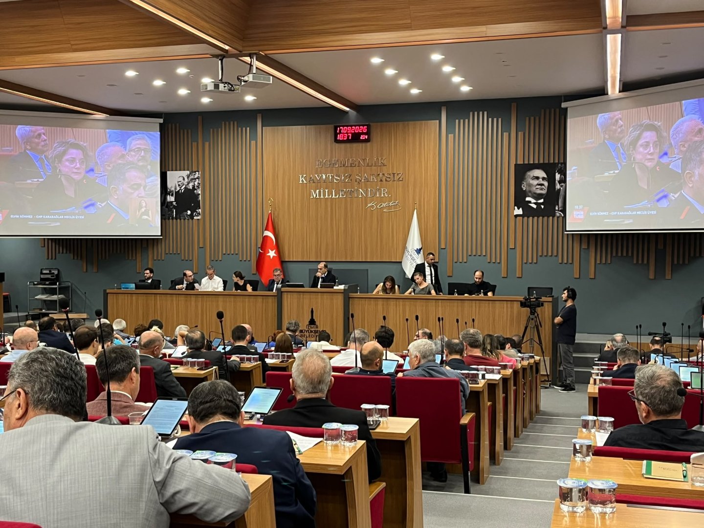 Oy birliği verilen önerge tartışma yarattı: İstanbul'a verilen, İzmir'e neden verilmiyor?