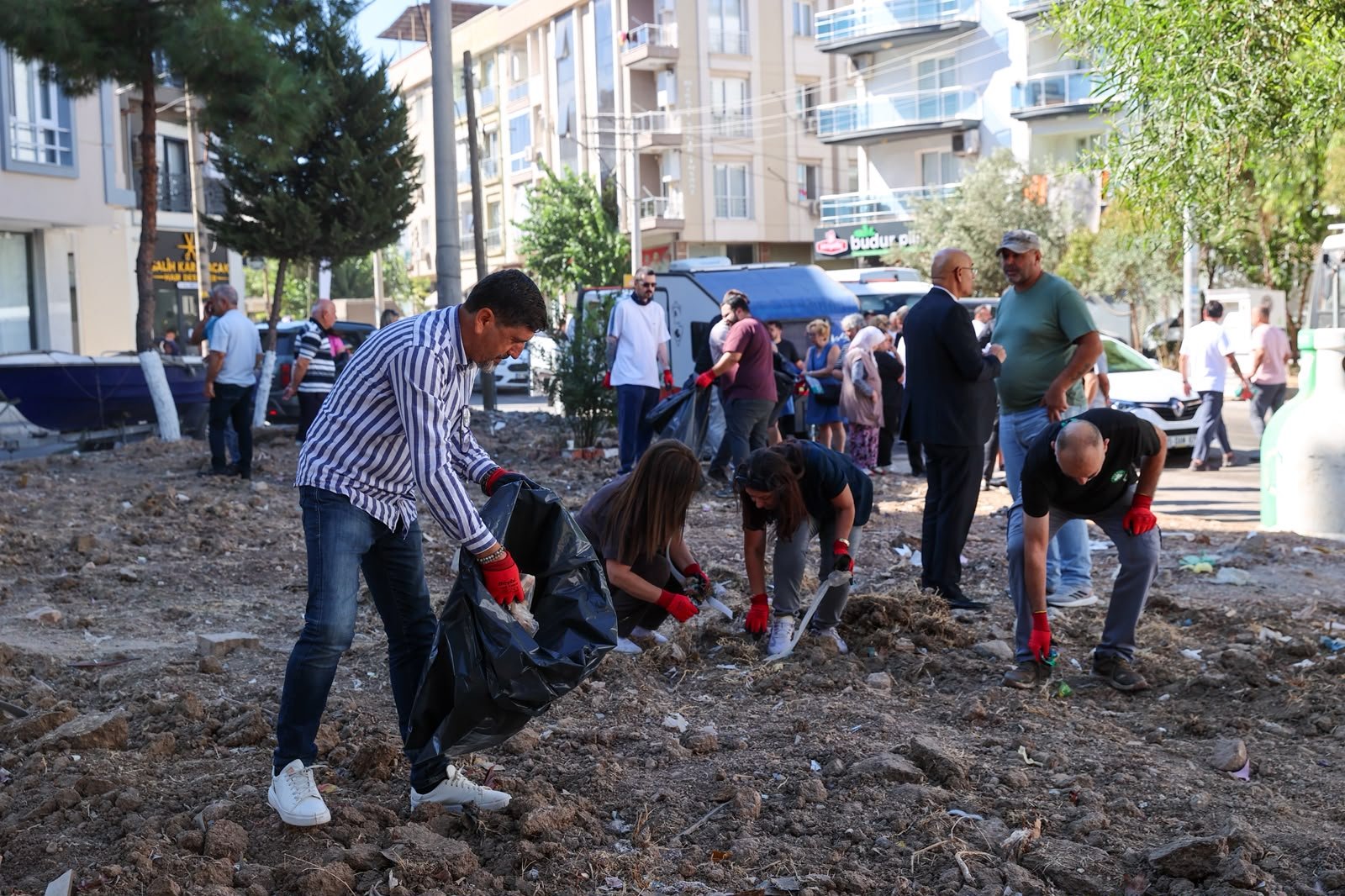 Buca’da Dünya Temizlik Günü’ne özel temizlik harekâtı