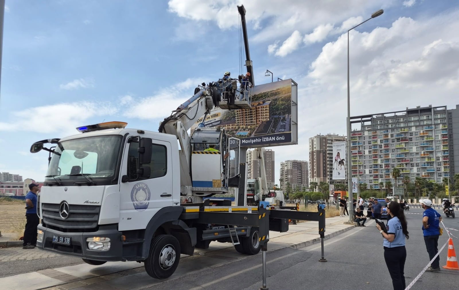 İzmir Büyükşehir Belediyesi'nden reklam panoları açıklaması: Kamusal alanları korumak zorundayız