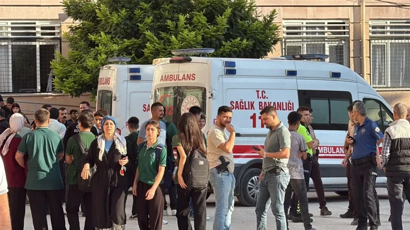Manisa'da Lise Önünde Silahlı Saldırı! Yaralı Öğrenciler Var