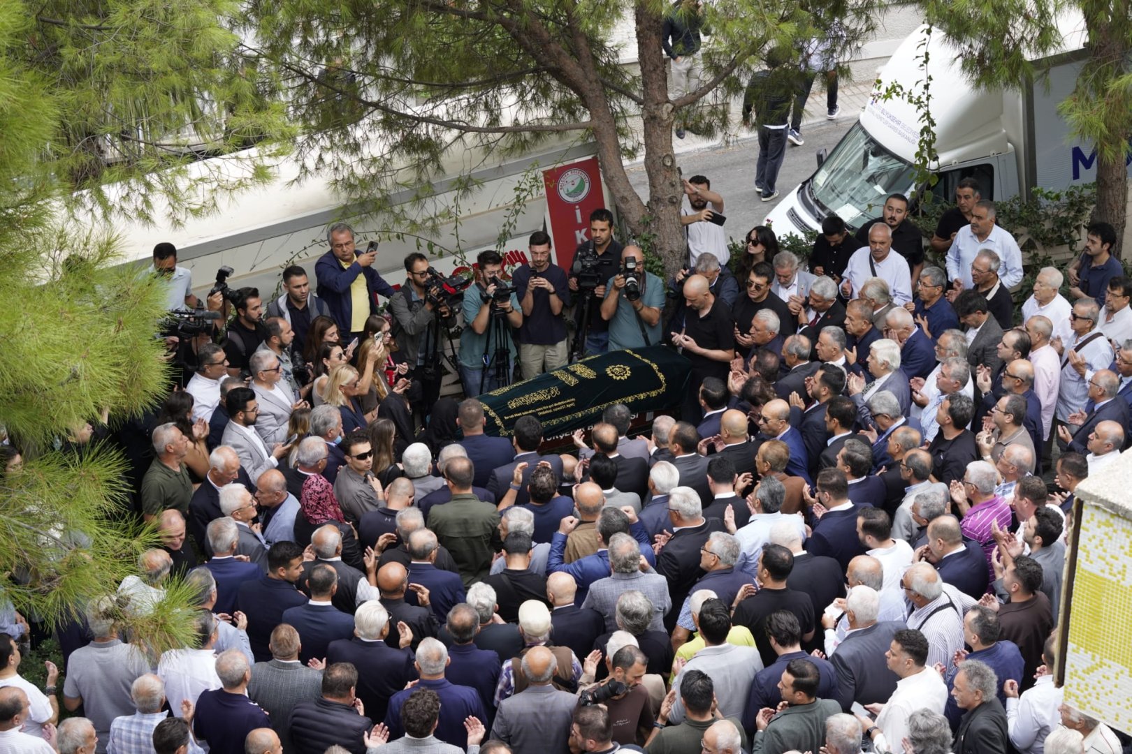 Burhan Özfatura son yolculuğuna uğurlandı