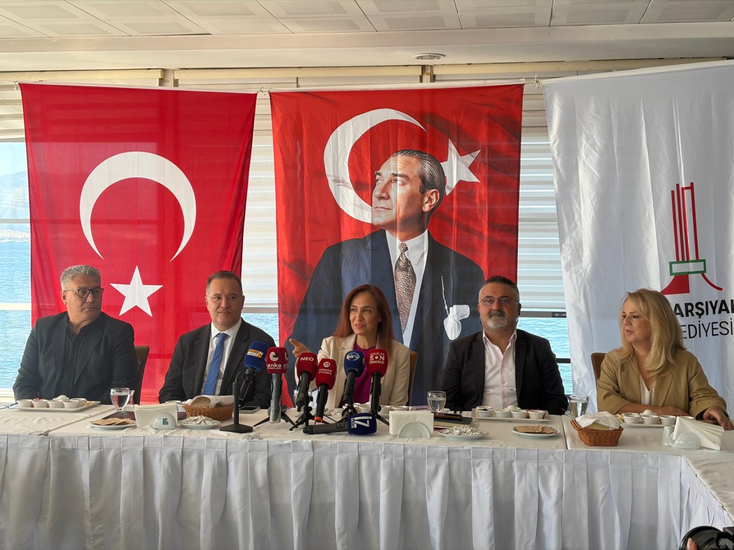 Karşıyaka’da billboard krizi büyüyor: Ünsal’dan 'hukuka aykırı' çıkışı!