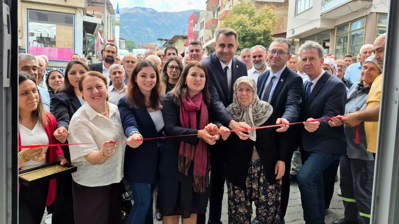 Beydağ Yeni Parti İlçe Başkanlığı açıldı: "CHP’nin oyları yüzde 4’ü geçmiyor”