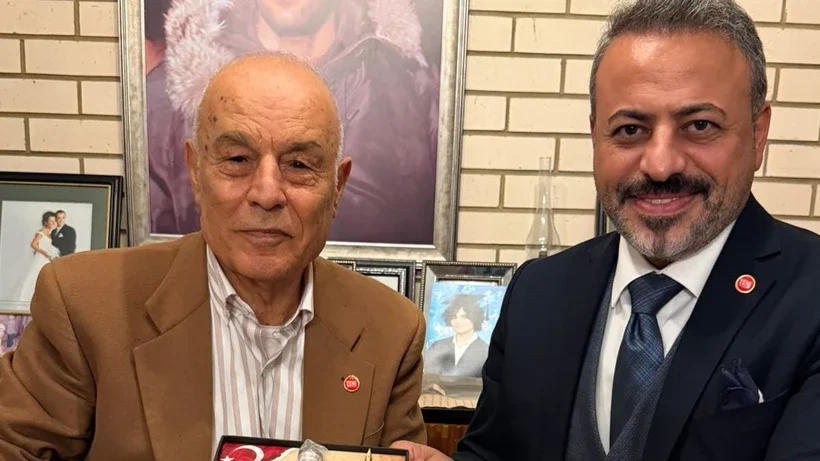 Deniz Gezmiş’in Ağabeyi Bora Gezmiş YENİ Parti’ye Katıldı: Rozetini İlçe Başkanı Taktı