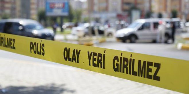 Belediye işçisi çöp kamyonunun altında kaldı!