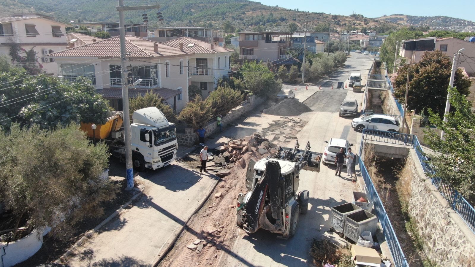 Foça’da Yol Çalışmaları Sürüyor