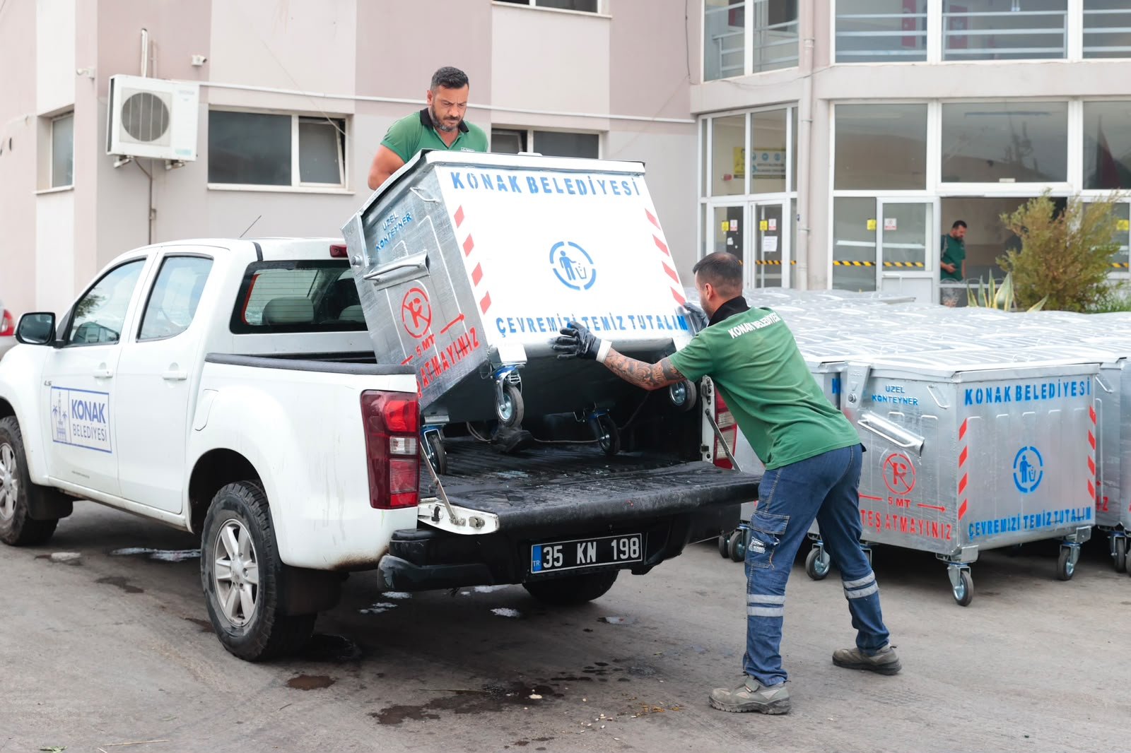 Konak’ta konteynerler yenilenmeye devam ediyor