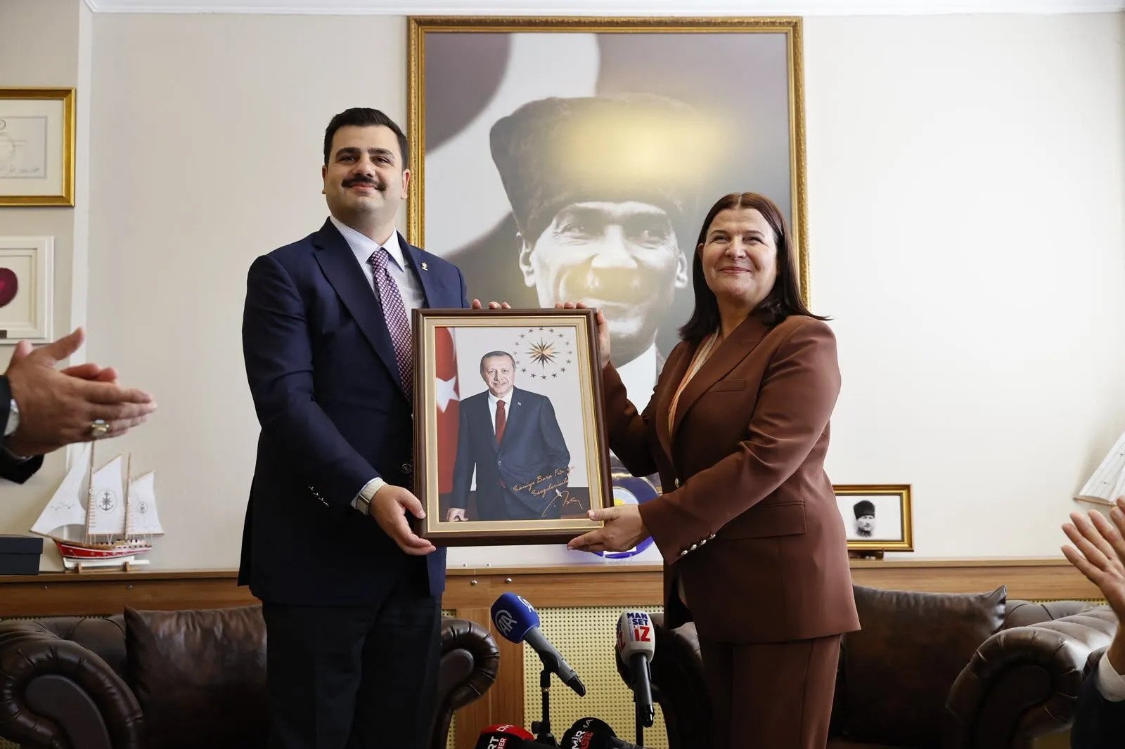 AK Partili İnan, Özgür Özel'i hedef aldı: Liyakat teraziniz o kadar bozuk ki...
