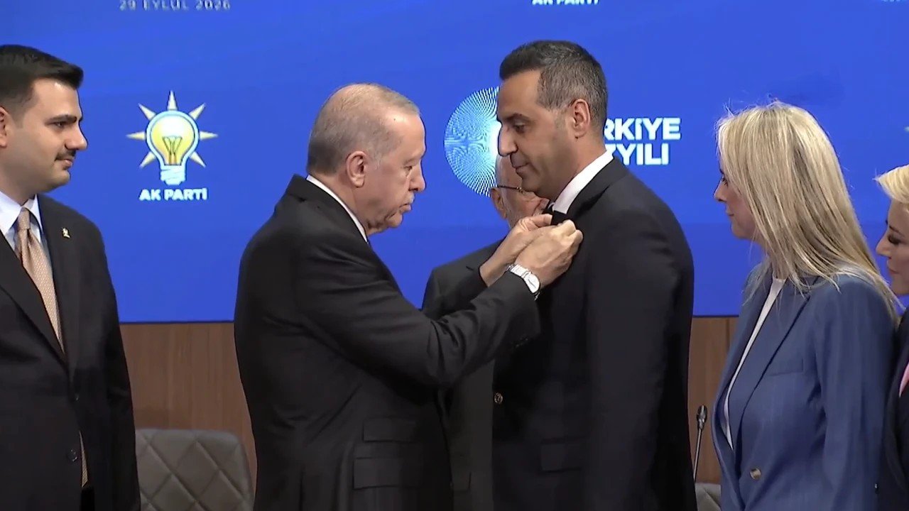 Onur Emrah Yıldız, AK Parti rozetini taktı!