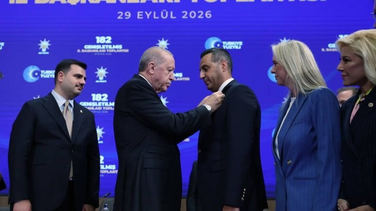 AK Parti'ye geçen Yıldız'ın paylaşımını yoruma kapatması dikkatlerden kaçmadı