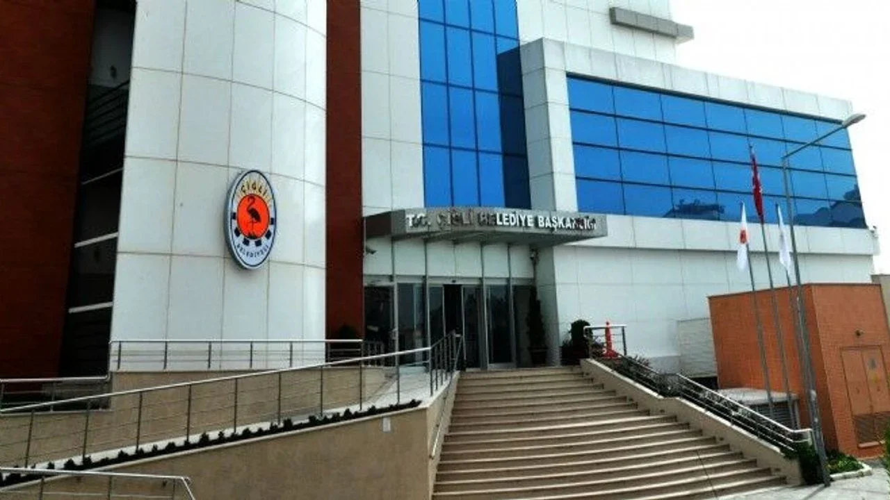 Çiğli Belediyesi'nde iki başkan yardımcısı istifa etti