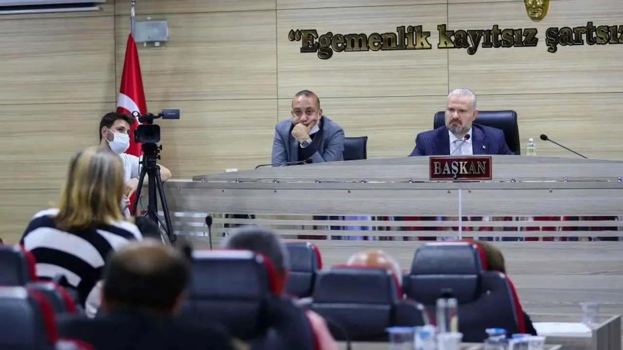 Menemen'de CHP listelerinden seçilen 2 meclis üyesi AK Parti'ye geçti
