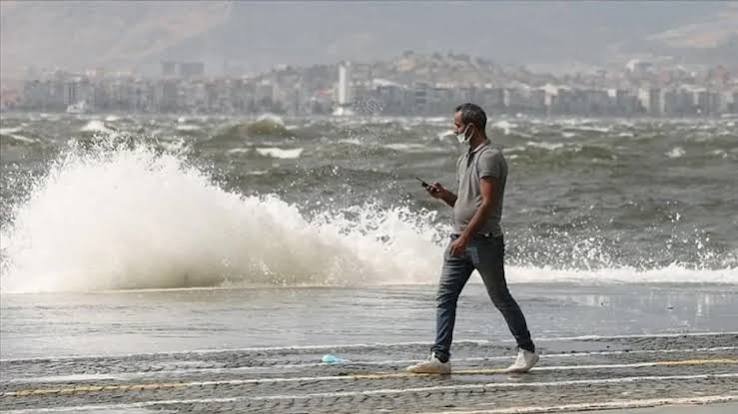 İzmir'de o ilçeler için şiddetli rüzgar uyarısı