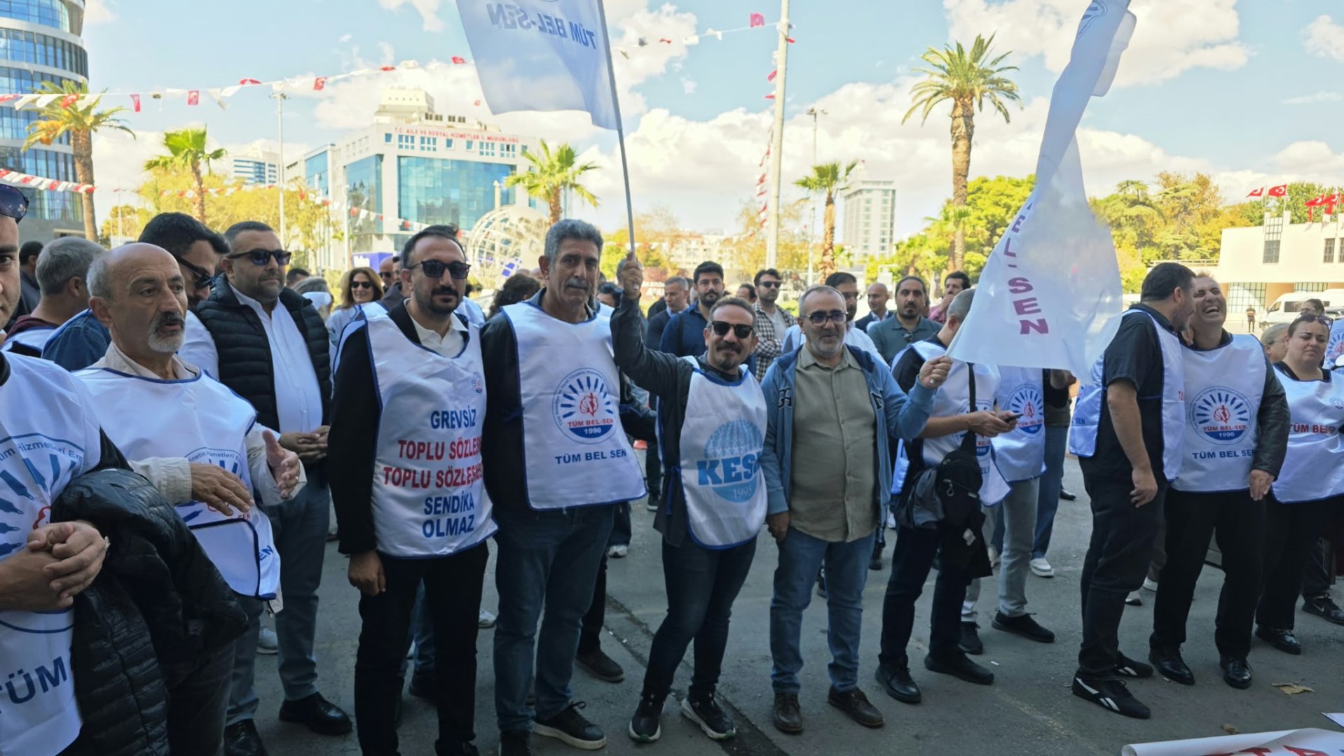 Konak'ta emekçiler, belediye önünden seslendi: Haklarımız neden ödenmiyor?