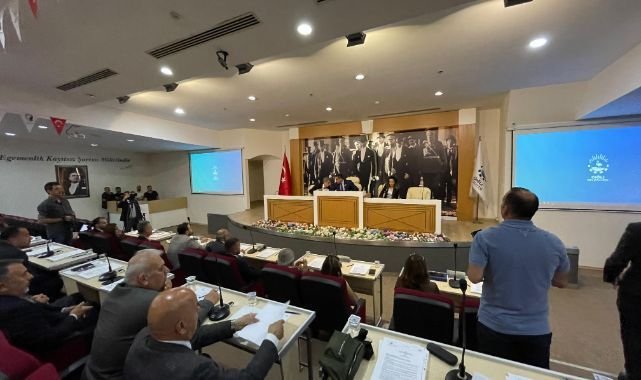 Ertelenen Çiğli Meclisi gergin başladı: Başkan Yıldız'a su şişesi fırlatıldı!