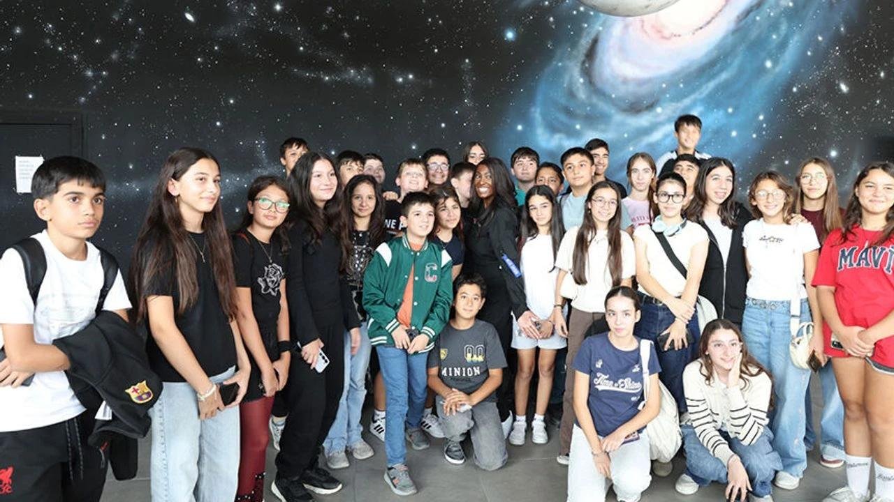 Karman Hattını Geçen Astronot Aisha Bowe, Çiğli’de öğrencilerle buluştu