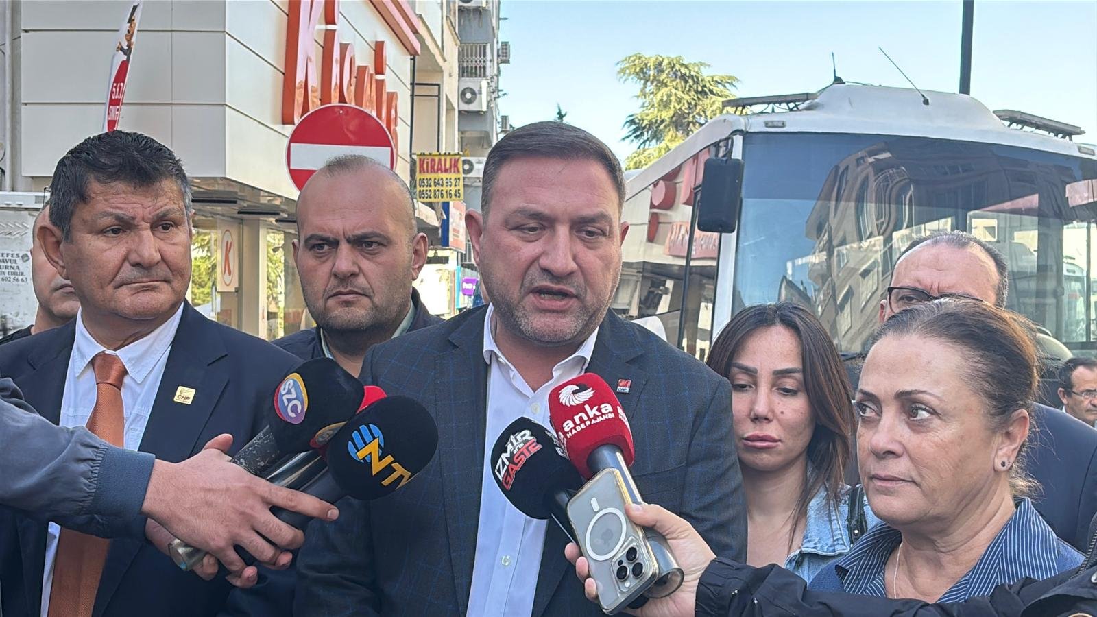 Gümrükçü'den karakol önünde açıklama: "Farklı siyasi partilerdeki insanları aynı örgütten gözaltına aldılar"
