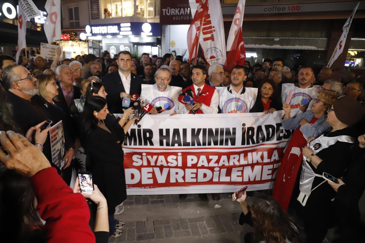 Cumhuriyetçilerden Başkan Tugay'a transfer tepkisi: Makam, halktan büyük değildir!