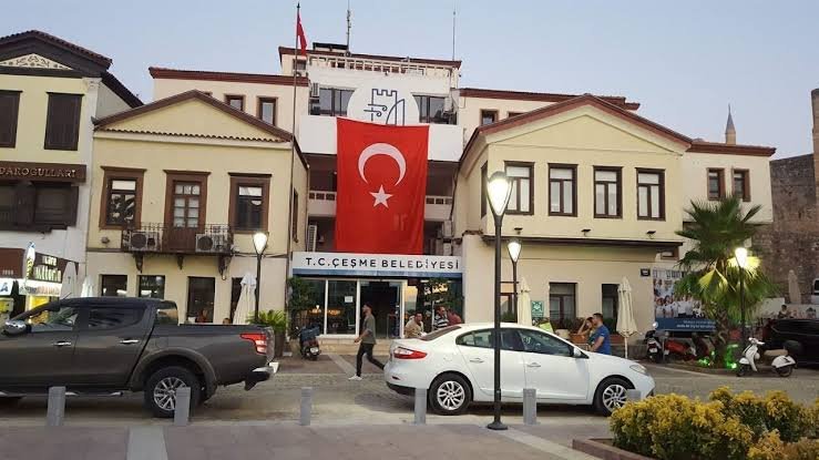 Çeşme Belediyesi'ne sabah saatlerinde operasyon