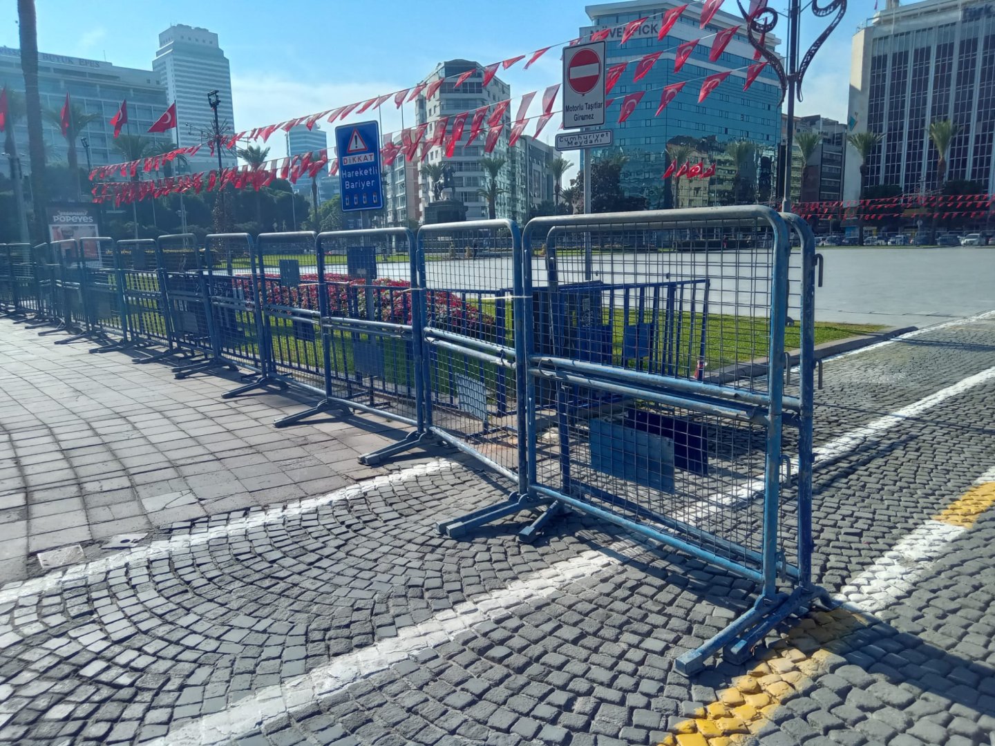 İzmir'de Cemil Tugay gerginliği: Cumhuriyet Meydanı bariyerlerle çevrildi
