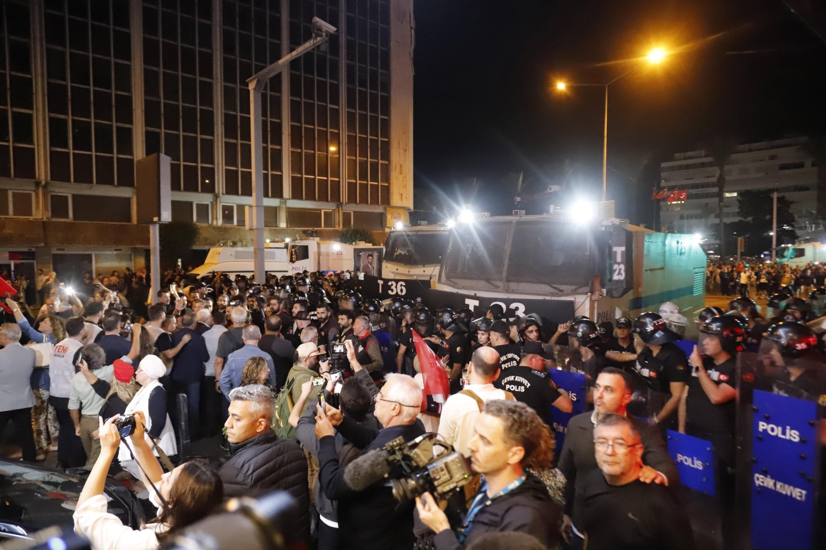 Cemil Tugay protestolarında uzun gece: İzmir’de neler yaşandı?