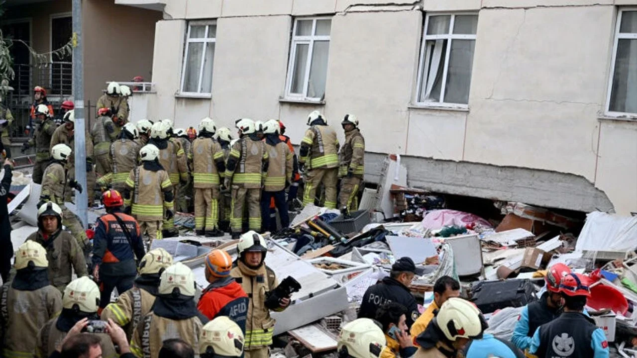 Maltepe'de 7 katlı binanın 3 katı çöktü: 2 cansız bedene ulaşıldı!