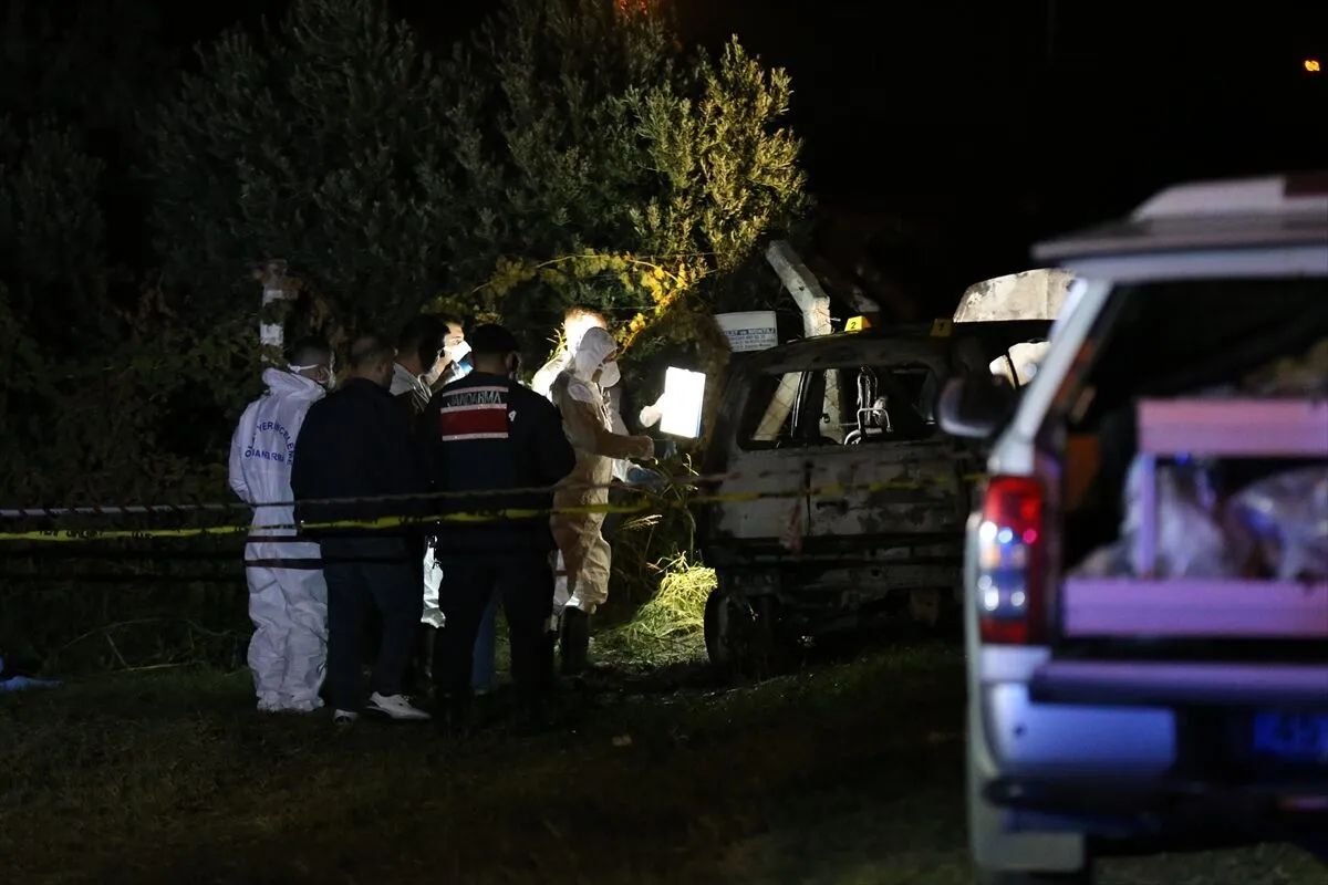 Yanan otomobilden erkek cesedi çıktı!
