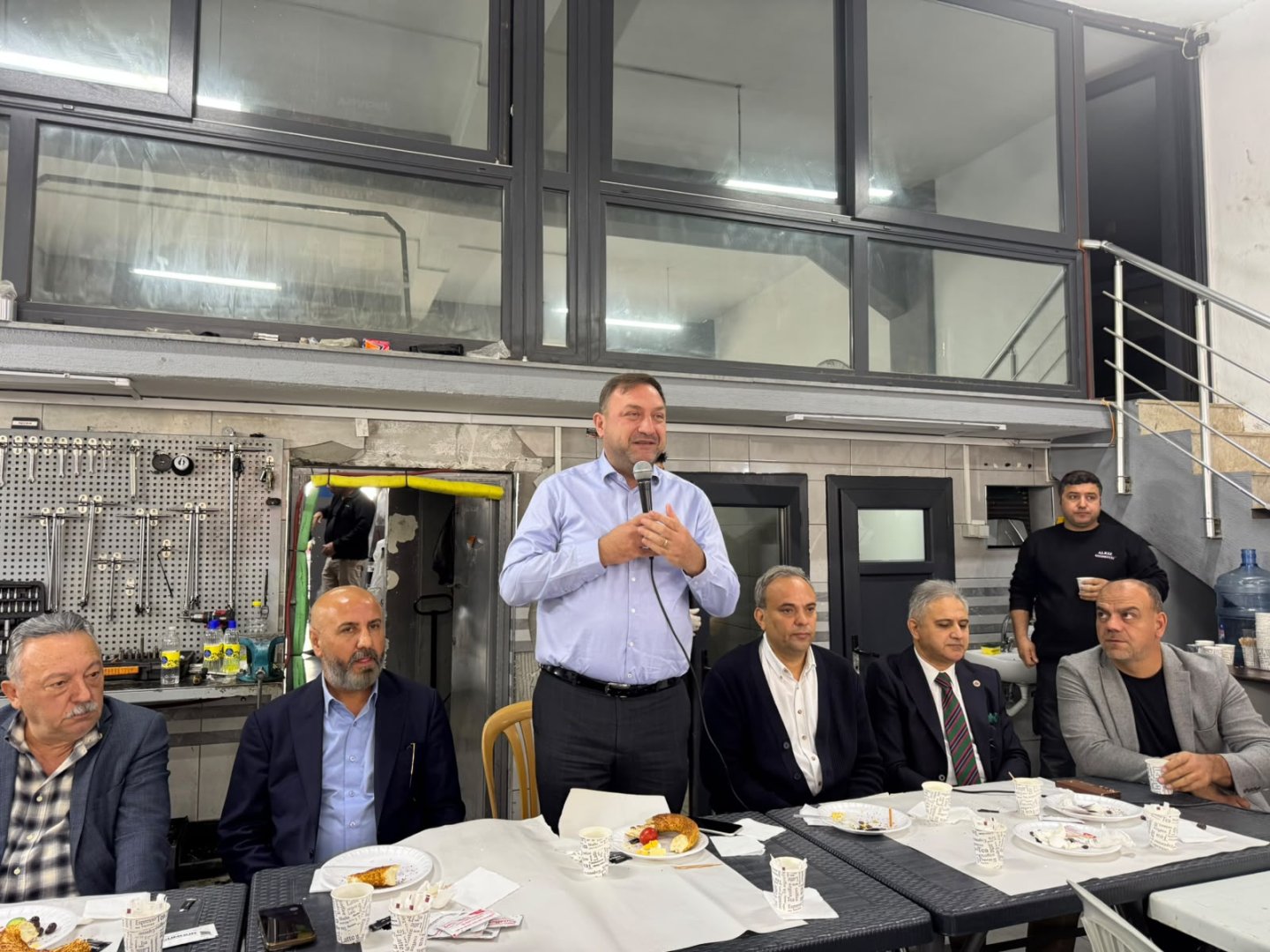 Gümrükçü Sahadan Ayrılmıyor: "Sokaklar Yangın Yeri Suni Gündeme Yer Yok"