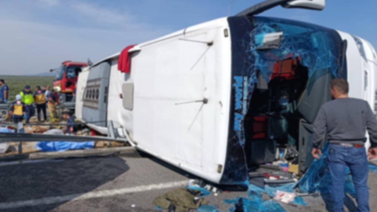 Manisa'da feci kaza: Tur otobüsü ile çekici çarpıştı, çok sayıda ölü ve yaralı var!