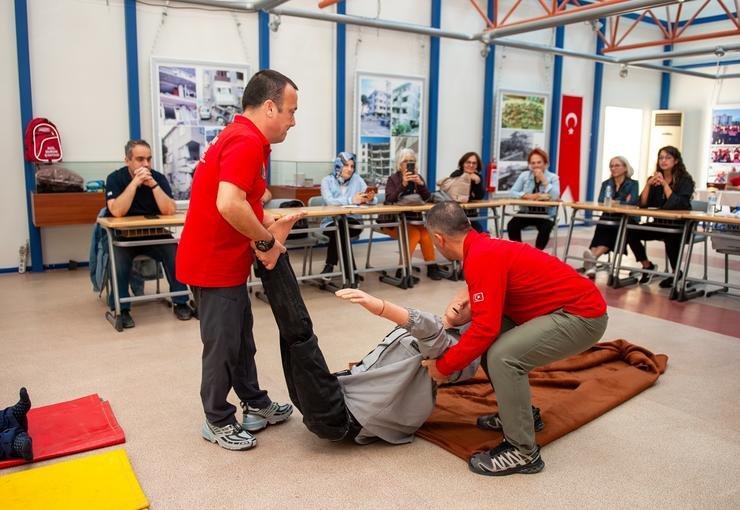 Karşıyaka afet gönüllülerini arıyor
