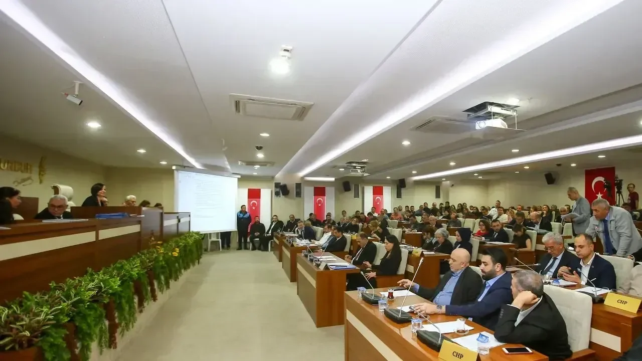 Karabağlar'da masa yumruklamalı bütçe görüşmesi!