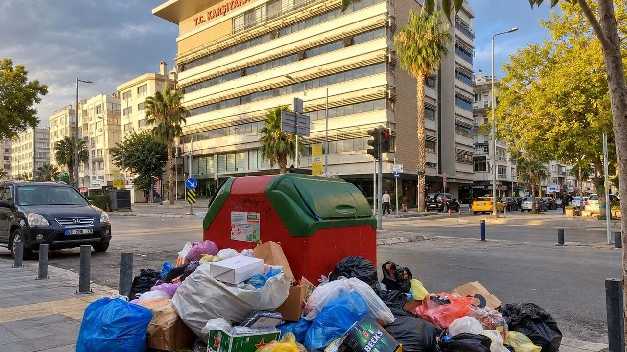 Karşıyaka'da çöp yığınları oluştu: Yeni Parti'den açıklama geldi