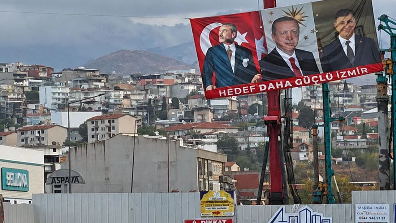 Başkan Tugay AK Parti'ye hızlı geçti: Şehrin farklı yerlerinde Erdoğan posterleri